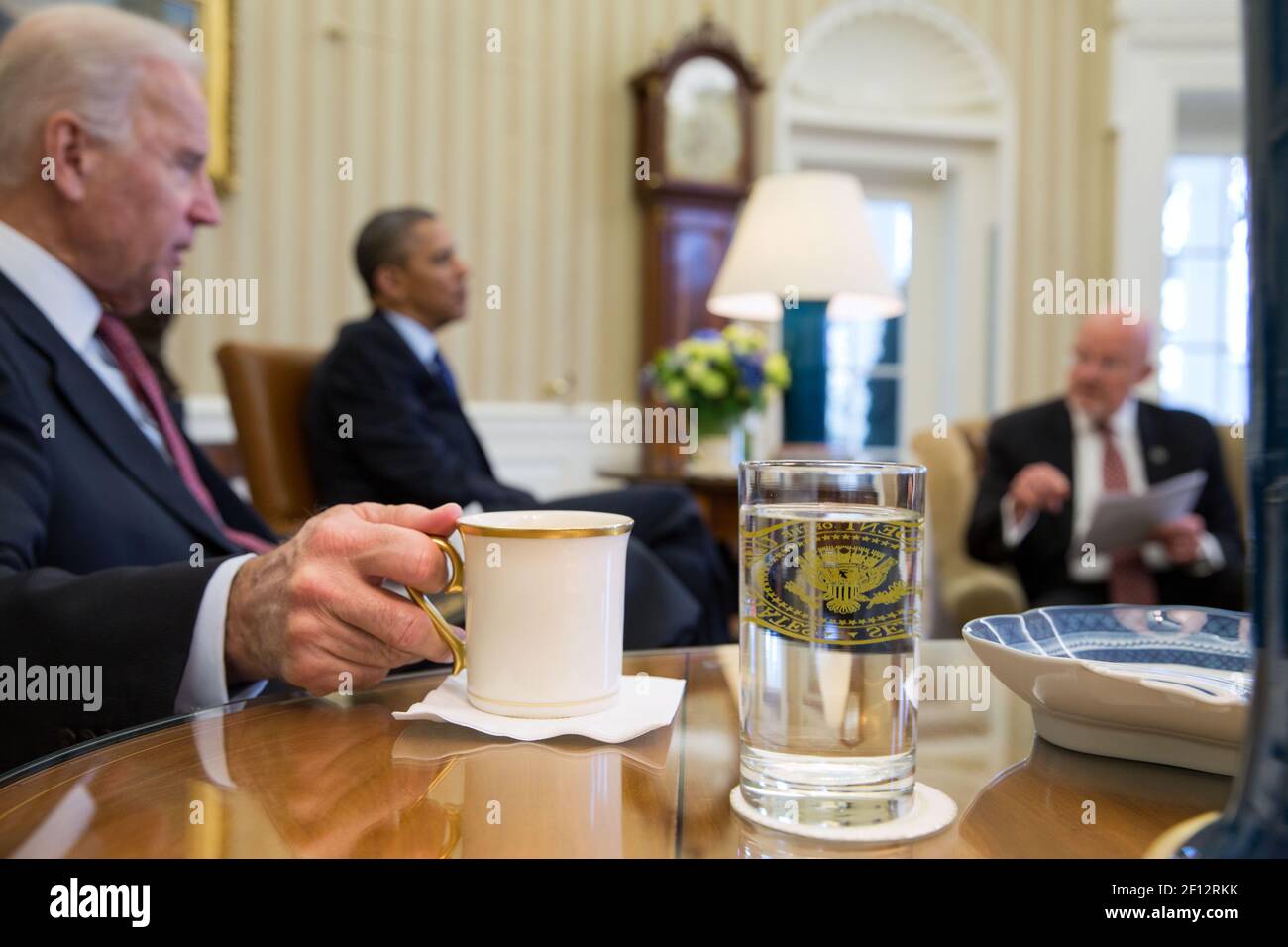 Le président Barack Obama et le vice-président Joe Biden rencontrent James Clapper, directeur du renseignement national, lors de la réunion d'information présidentielle dans le Bureau ovale le 2 avril 2013. Banque D'Images