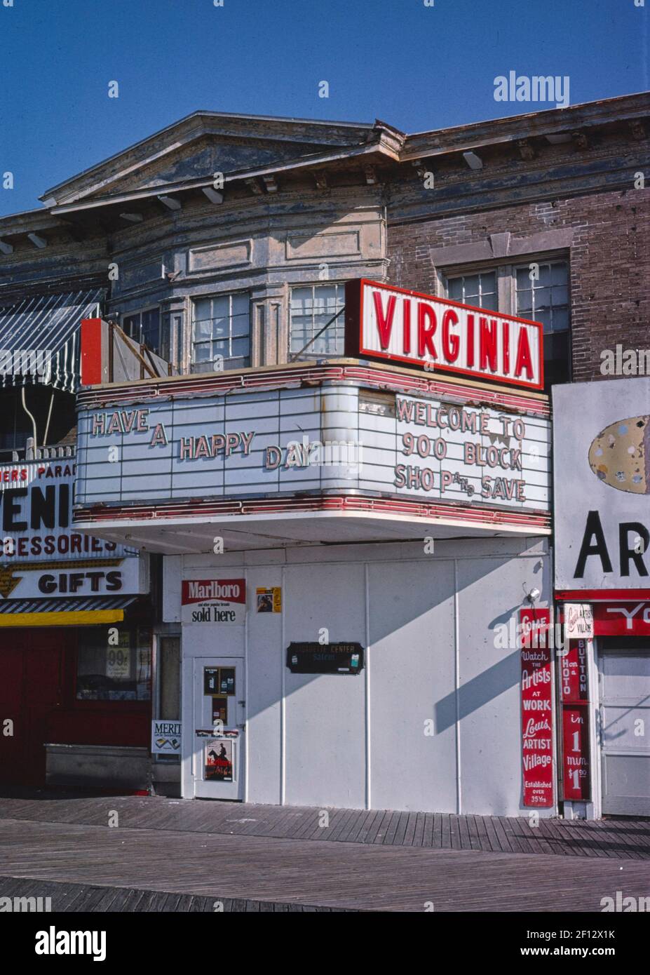 Virginia Theatre - vertical - la promenade - Atlantic City - New Jersey ca. 1978 Banque D'Images