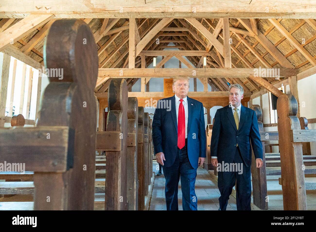 Le président Donald Trump visite la réplique de James fort en compagnie de Philip Emerson Directeur exécutif de la James-Yorktown Foundation Inc. Le mardi 30 2019 juillet au Jamestown Settlement Museum à Williamsburg, Virginie Banque D'Images
