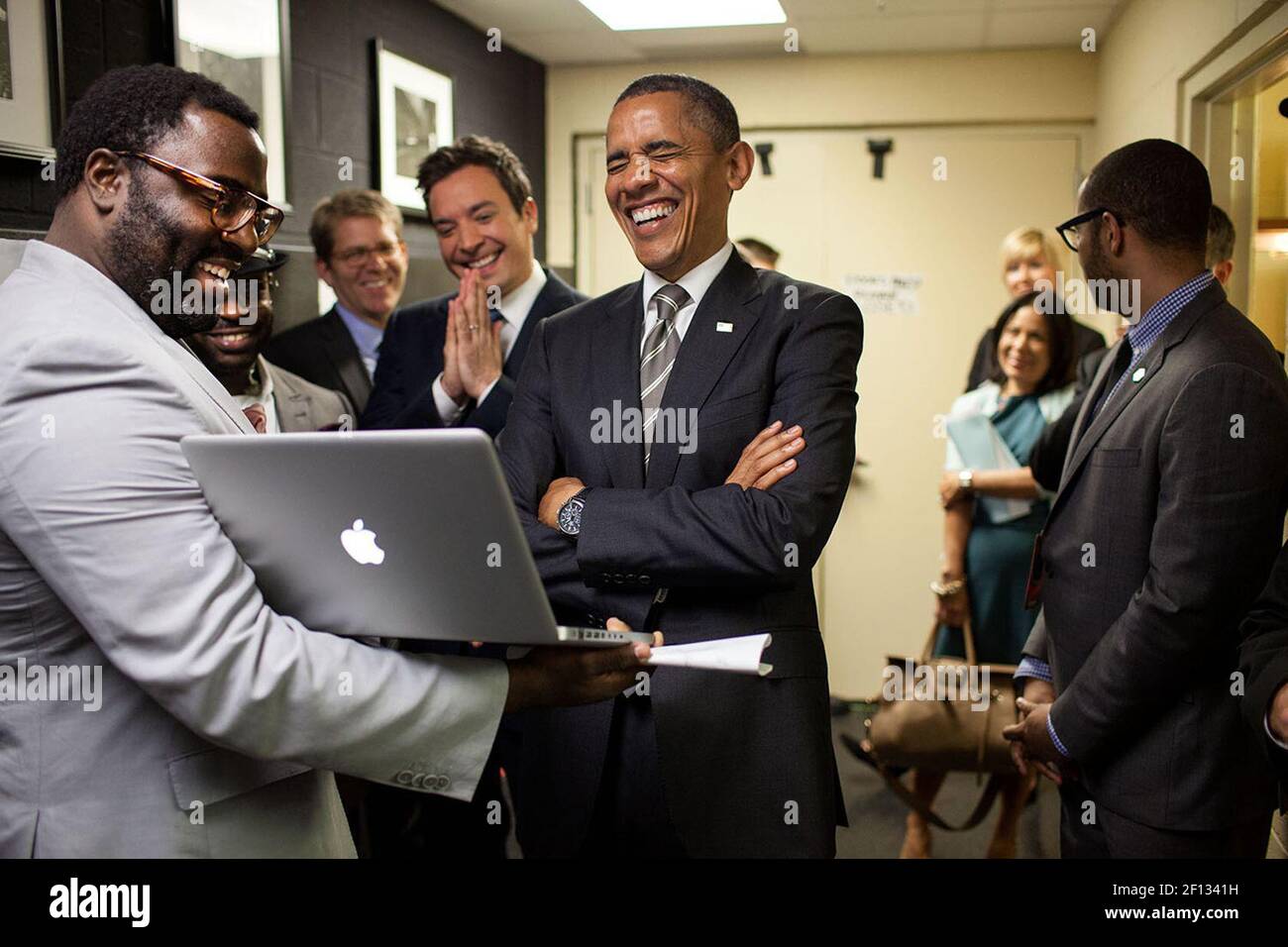 24 avril 2012 - Backstage à l'Université de Caroline du Nord à Chapel Hill pour l'apparition du président Obama "tard dans la nuit avec Jimmy Fallon". Le président a fait grand rire en étant informé par les producteurs et M. Fallon sur le segment « Low Jam the News ». Banque D'Images