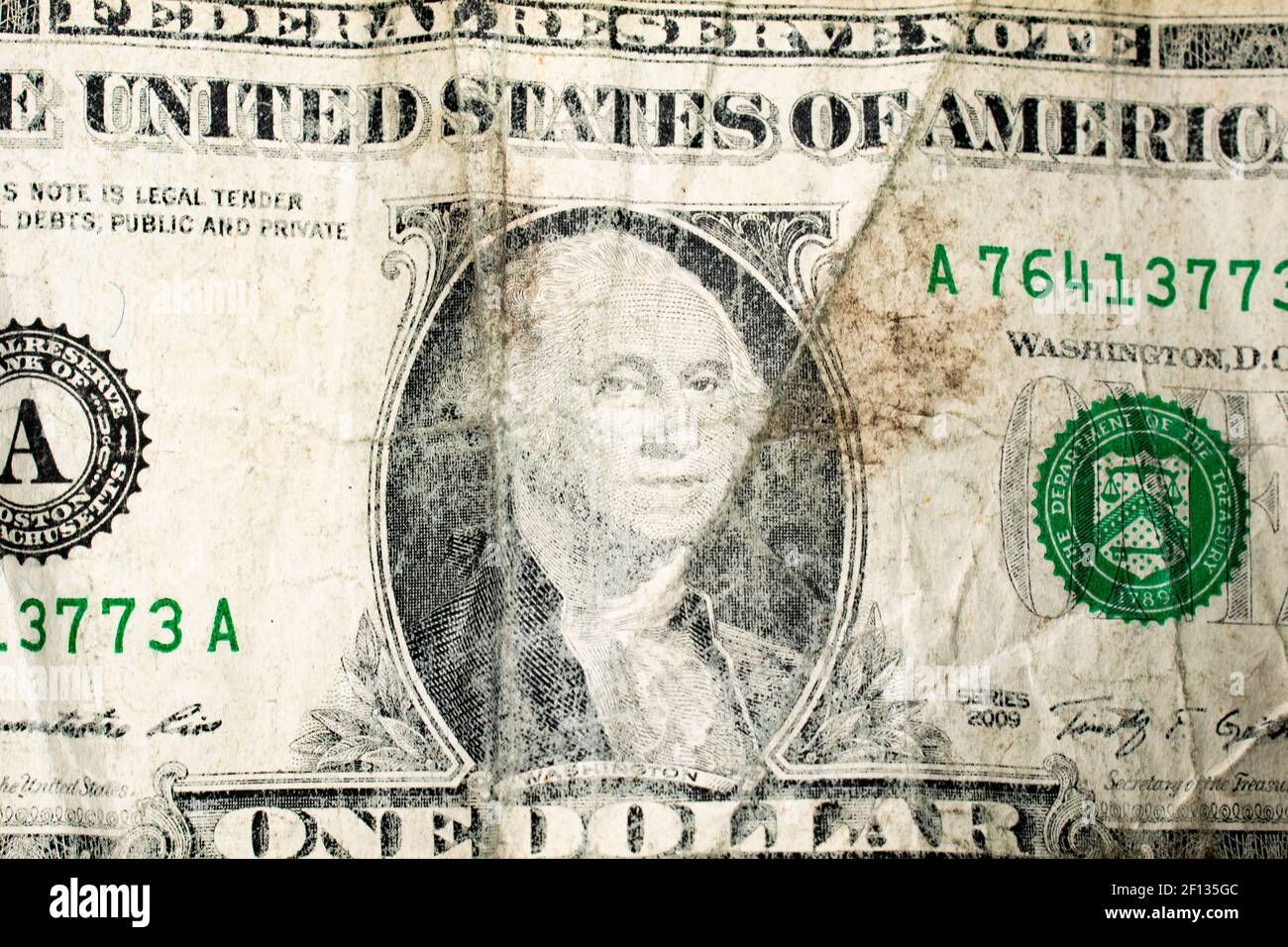 Gros plan sur le recto d'une ancienne facture de dollar américain usée et sale froissée. Banque D'Images