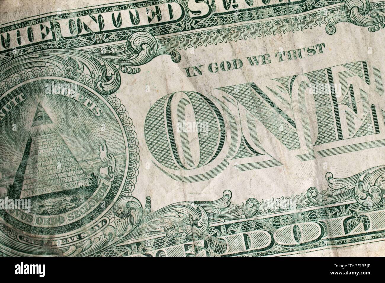 Gros plan sur le verso d'une ancienne facture de dollar américain usée et sale froissée. Banque D'Images