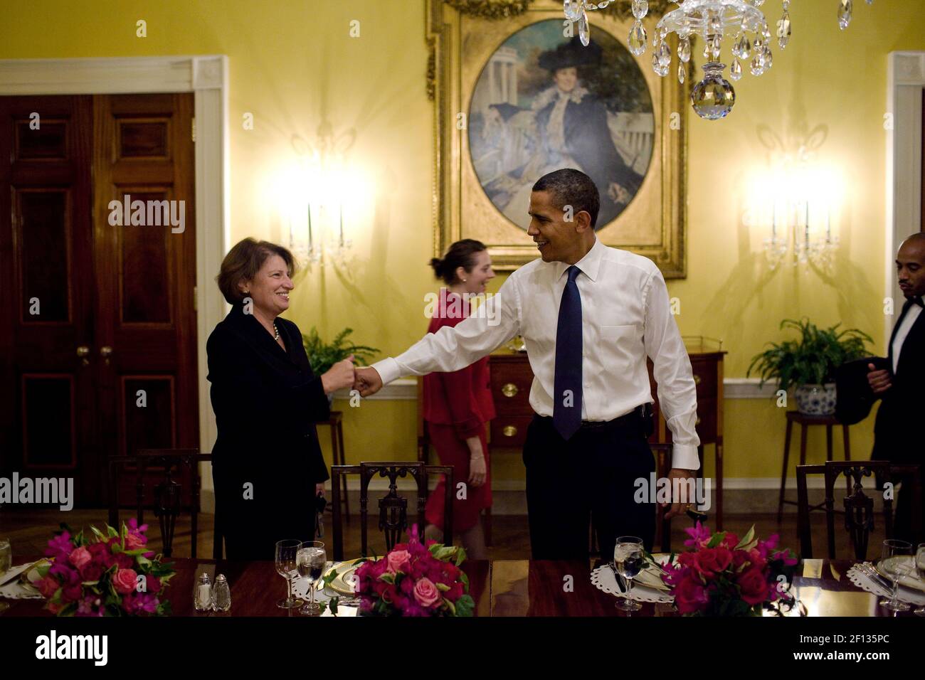« le président Barack Obama » avec le chef de cabinet de la première dame Susan Sher tout en assistant à un dîner féminin avec le personnel de l'ancienne salle à manger familiale de la Maison Blanche, le 5 2009 novembre. ' Banque D'Images
