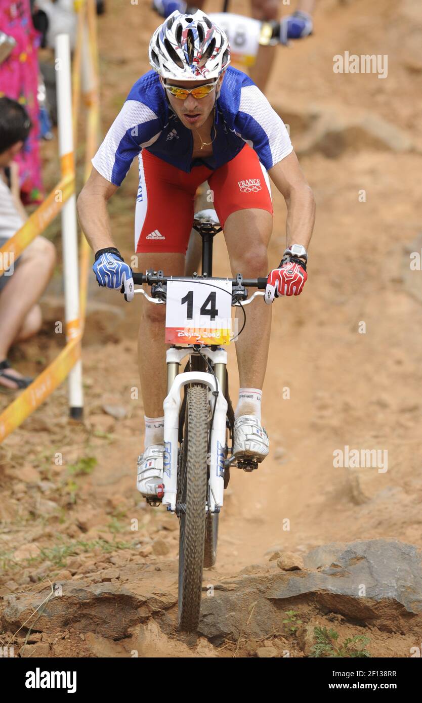 Cedric Ravanel, de France, participe à l'événement de vélo de montagne masculin de la Croix du pays qui a eu lieu lors des Jeux Olympiques de Beijing 2008 le jour 15 au cours de vélo de montagne de Laoshan à Beijing, en Chine, le 23 août 2008. Photo de Lucas Schifres/Pictobank/Cameeon/ABACAPRESS.COM Banque D'Images