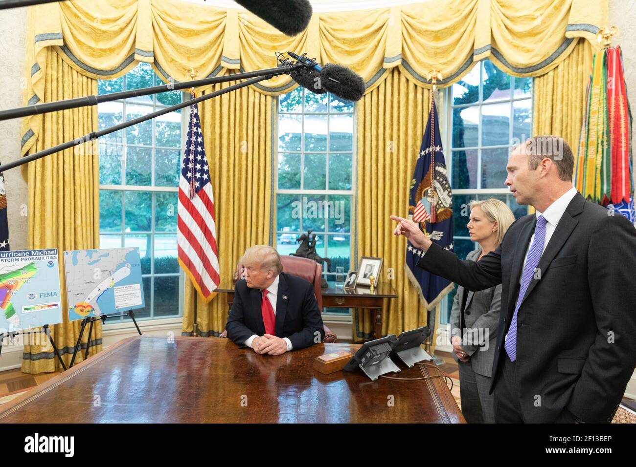 Le président Donald Trump rejoint par le secrétaire à la sécurité intérieure Kirstjen Nielsen écoute l'administrateur de la FEMA, Brock long, s'adresse aux journalistes dans le Bureau ovale de la Maison Blanche le mercredi 10 2018 octobre sur l'impact possible de l'ouragan Michael en Floride et dans la région sud-est des États-Unis. Banque D'Images