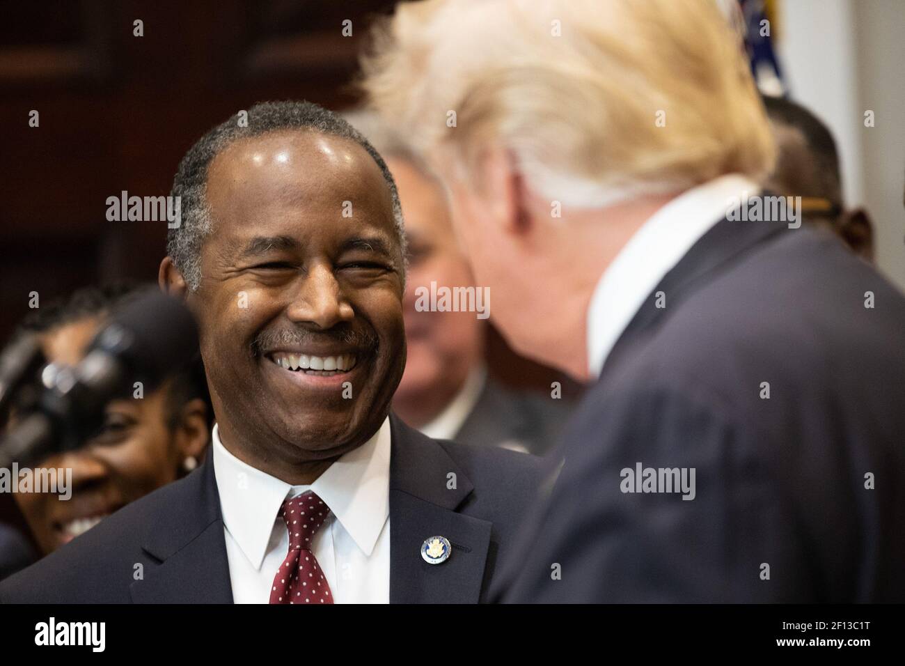 Le président Donald Trump présente le secrétaire au logement et au développement urbain, M. Ben Carson, mercredi 12 2018 décembre, dans le cadre de l'ordre exécutif qui signait la création du Conseil des opportunités et de la revitalisation de la Maison-Blanche dans la salle Roosevelt de la Maison-Blanche. Banque D'Images