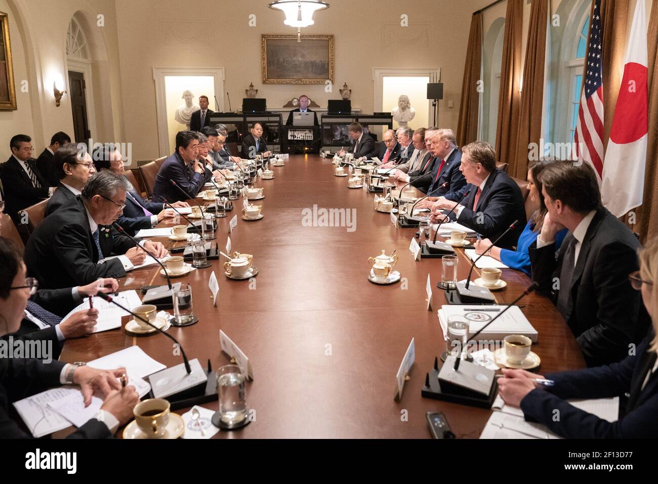 Le président Donald Trump rencontre le Premier ministre japonais Shinzo Abe lors d'une réunion bilatérale élargie vendredi 26 2019 avril dans la salle du Cabinet de la Maison Blanche. Banque D'Images