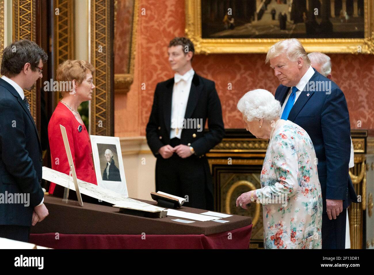 Le président Donald Trump, accompagné de la reine Elizabeth, visite la collection royale d'objets américains dans la galerie de photos de Buckingham Palace, le lundi 3 2019 juin à Londres. Banque D'Images