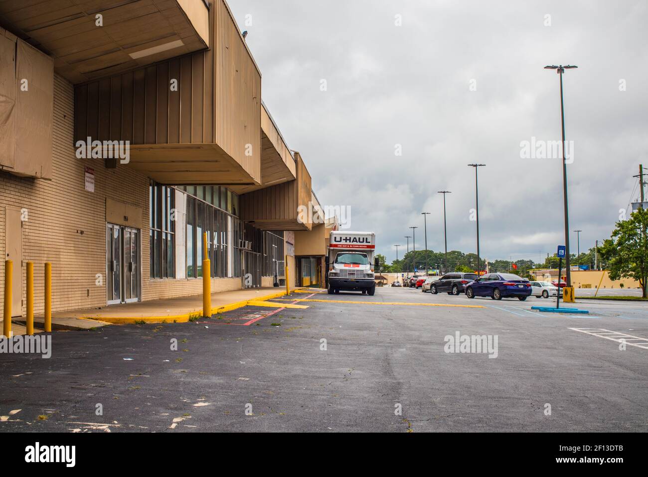 Decatur, GA / USA - 07 07 20: Vue sur un centre commercial urbain sur la route de Candler à Decatur, GA Banque D'Images