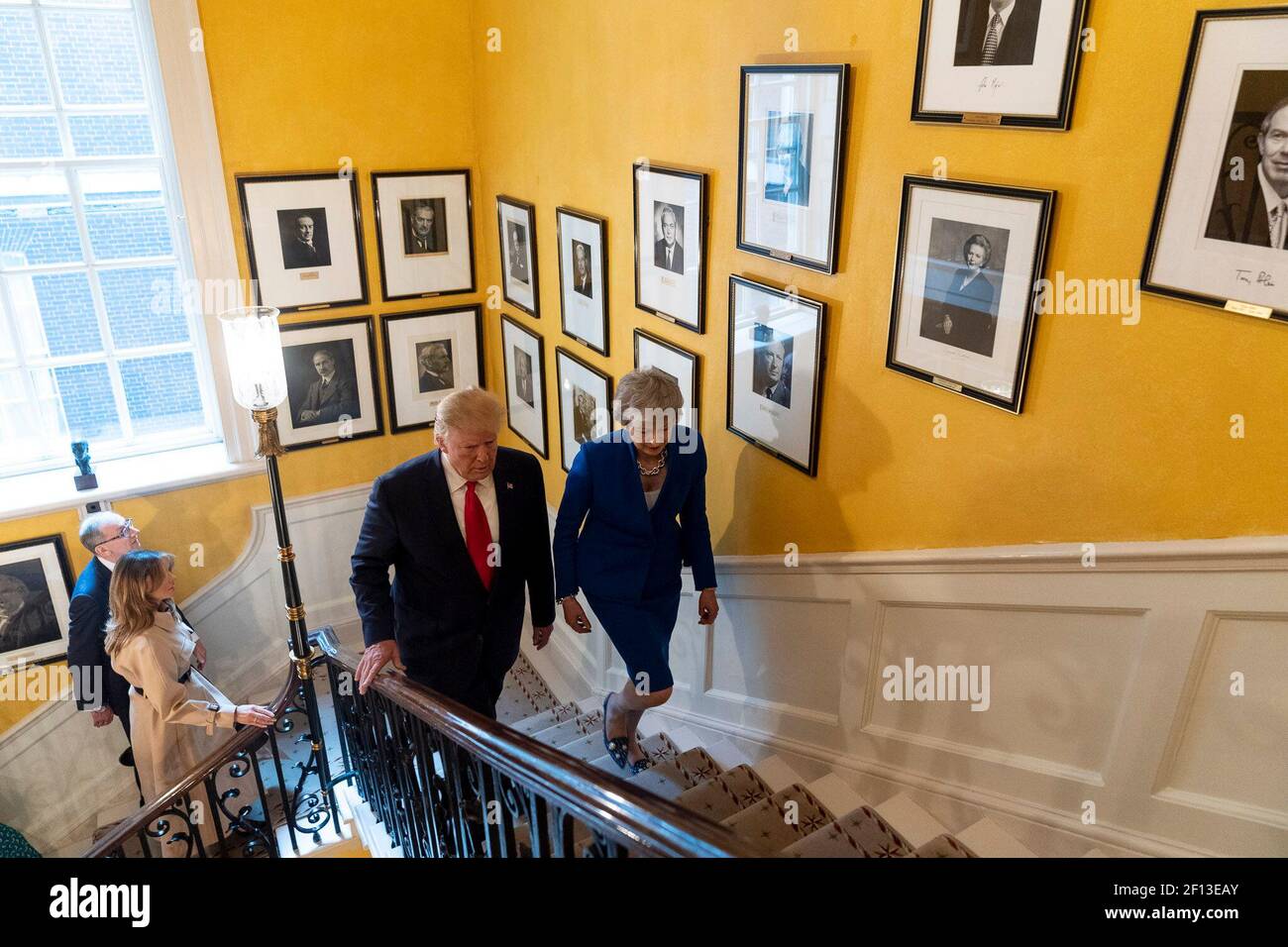 Le président Donald Trump la première dame Melania Trump la première ministre britannique Theresa May et son mari, M. Philip May, marchent sur l'escalier principal au 10 Downing Street mardi 4 2019 juin à Londres. Banque D'Images