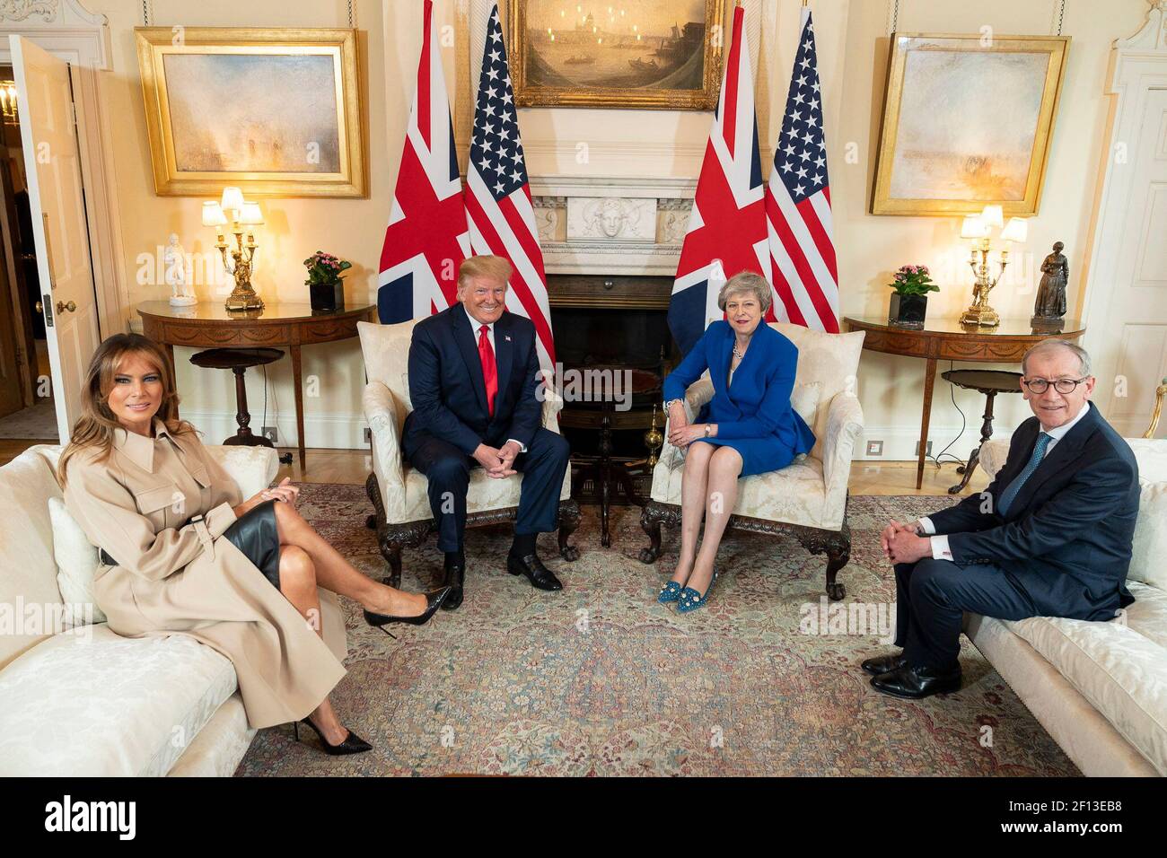 Le président Donald Trump la première dame Melania Trump la première ministre britannique Theresa May et son mari, M. Philip May, posent pour une photo au n° 10 Downing Street mardi 4 2019 juin à Londres. Banque D'Images