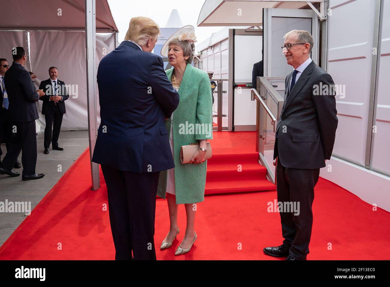 Le président Donald Trump est accueilli par la première ministre britannique Theresa May et son mari, M. Philip May, le mardi 4 2019 juin, avant la cérémonie de commémoration du 75e anniversaire du jour J à Porstmouth. Banque D'Images