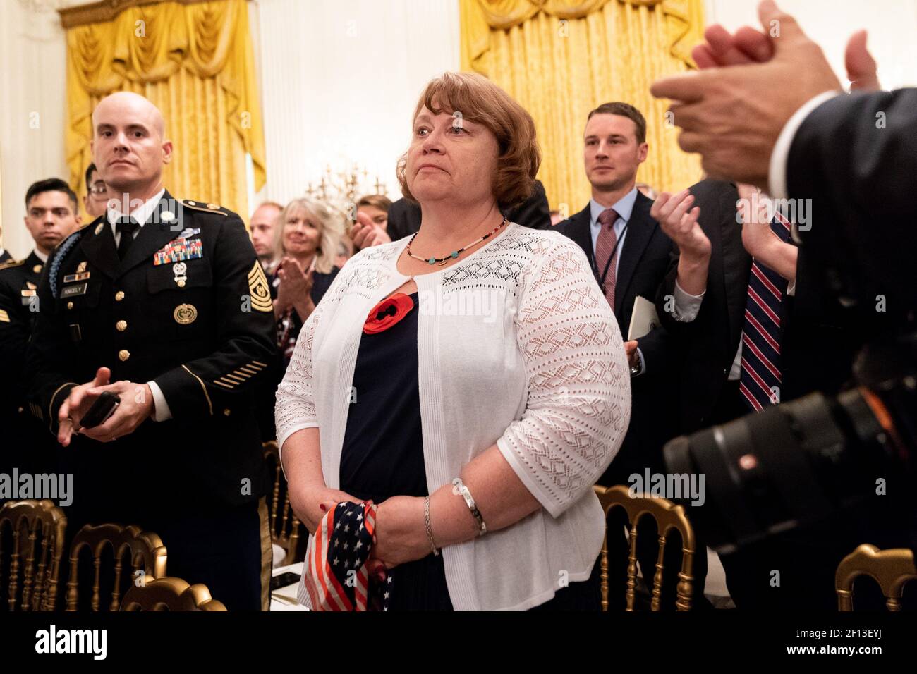 Un membre de la famille Gold Star est reconnu par le président Donald Trump lors de sa déclaration lors de la cérémonie de la Médaille d'honneur du sergent d'état-major de l'armée américaine. David Bellavia le mardi 25 2019 juin dans la salle est de la Maison Blanche. Banque D'Images