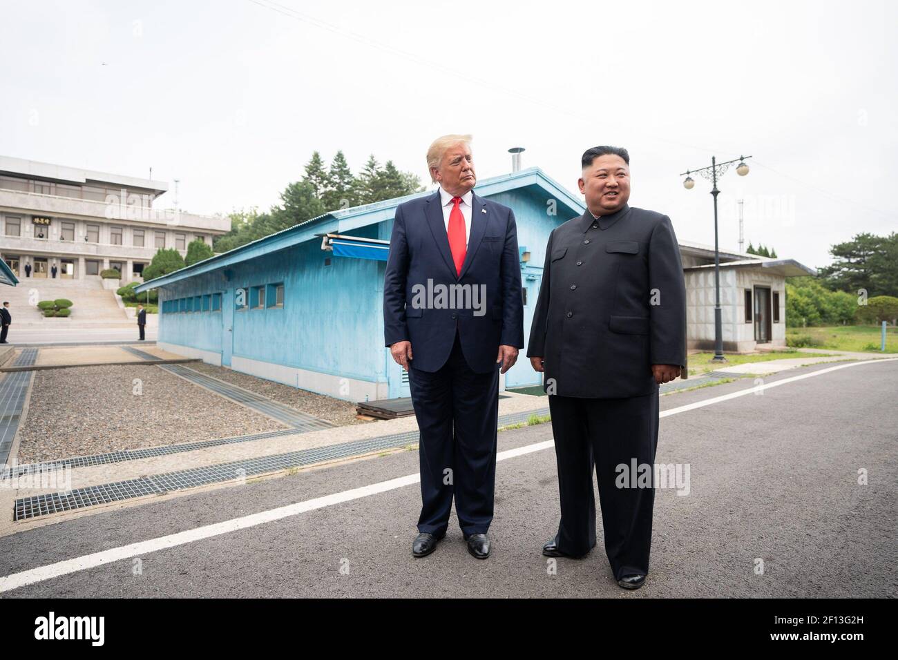 Le président Donald Trump et le président du Parti des travailleurs de la Corée, Kim Jong un, parlent avec des reporters devant Freedom House le dimanche 30 2019 juin dans la zone démilitarisée coréenne. Banque D'Images