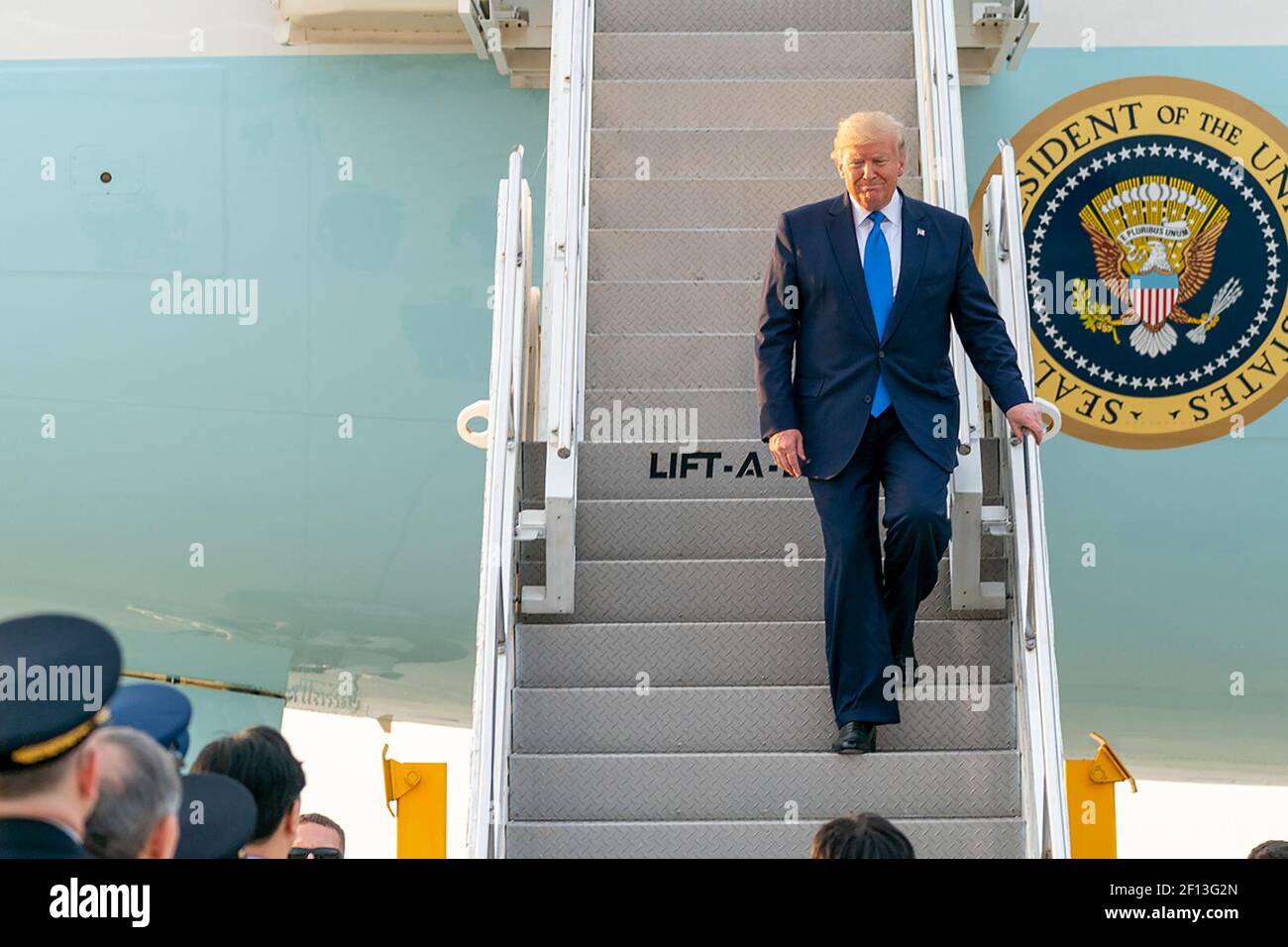 Le Président Donald Trump débarque Air Force One à son arrivée le samedi 29 2019 juin à la base aérienne d'Osan, en République de Corée. Banque D'Images