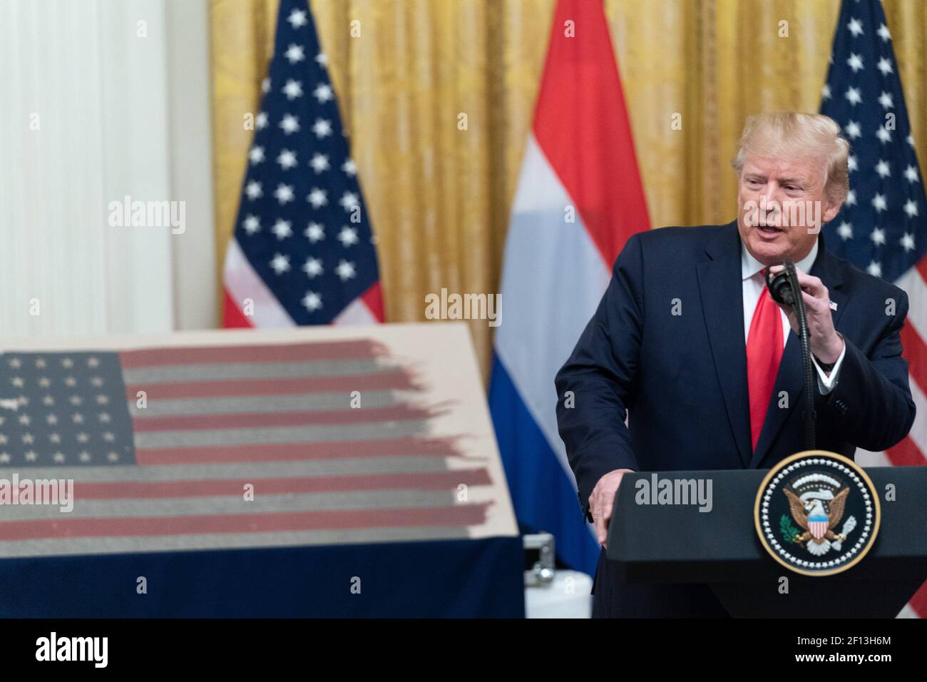 Le président Donald Trump rejoint par le Premier ministre des pays-Bas Mark Rutte participe jeudi 18 2019 juillet à la présentation d'un drapeau de la deuxième Guerre mondiale à bord d'un bateau d'atterrissage lors de l'invasion du jour J en Normandie en 1944, présentée aux responsables du Smithsonian Institute lors d'une cérémonie à La salle est de la Maison Blanche. Banque D'Images