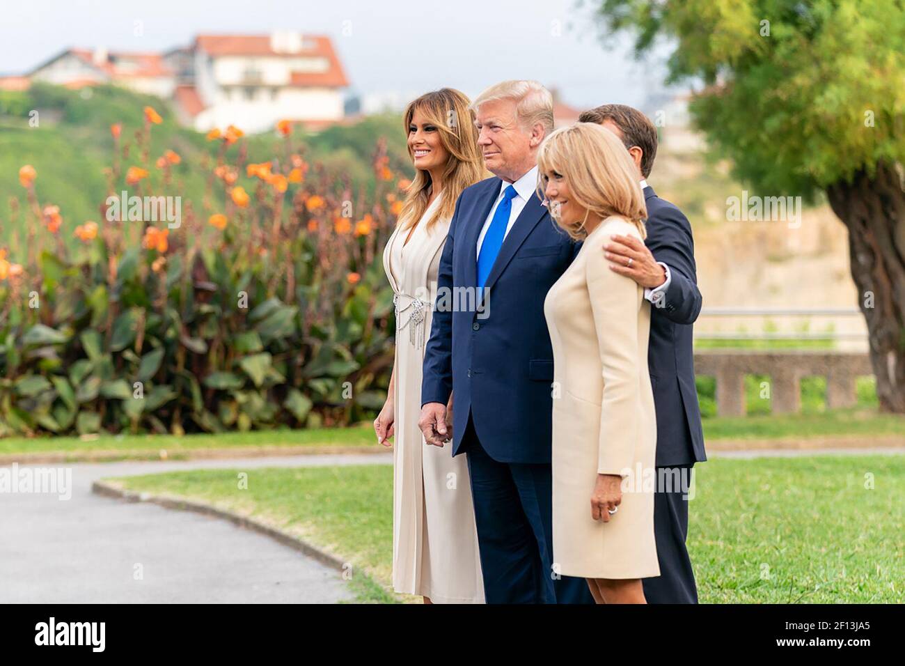 Le président Donald Trump et la première dame Melania Trump arrivent au dîner de travail des dirigeants du G7 et sont accueillis par le président français Emmanuel Macron et sa femme Mme Brigitte Macron le samedi 24 2019 août au Phare de Biarritz, en France. Banque D'Images