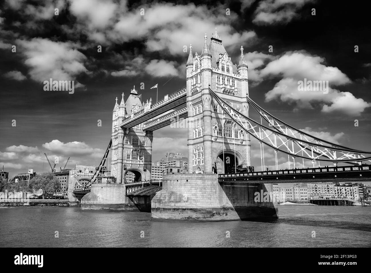 Tower Bridge traversant la Tamise à Londres, Royaume-Uni (noir et blanc) Banque D'Images