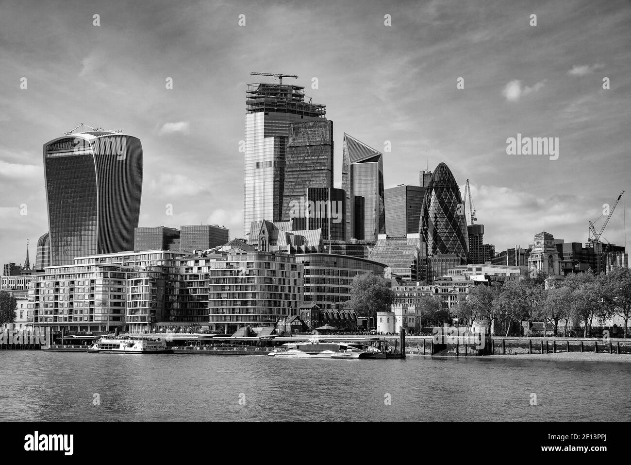 Horizon du quartier des affaires de la ville de Londres au Royaume-Uni (noir et blanc) Banque D'Images