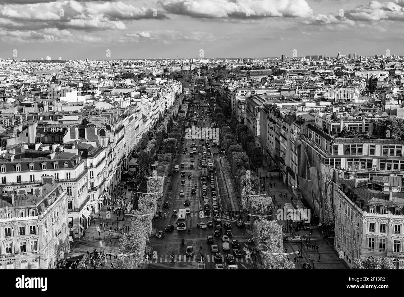 Vue sur l'avenue des champs-Élysées à Paris, France (noir et blanc) Banque D'Images