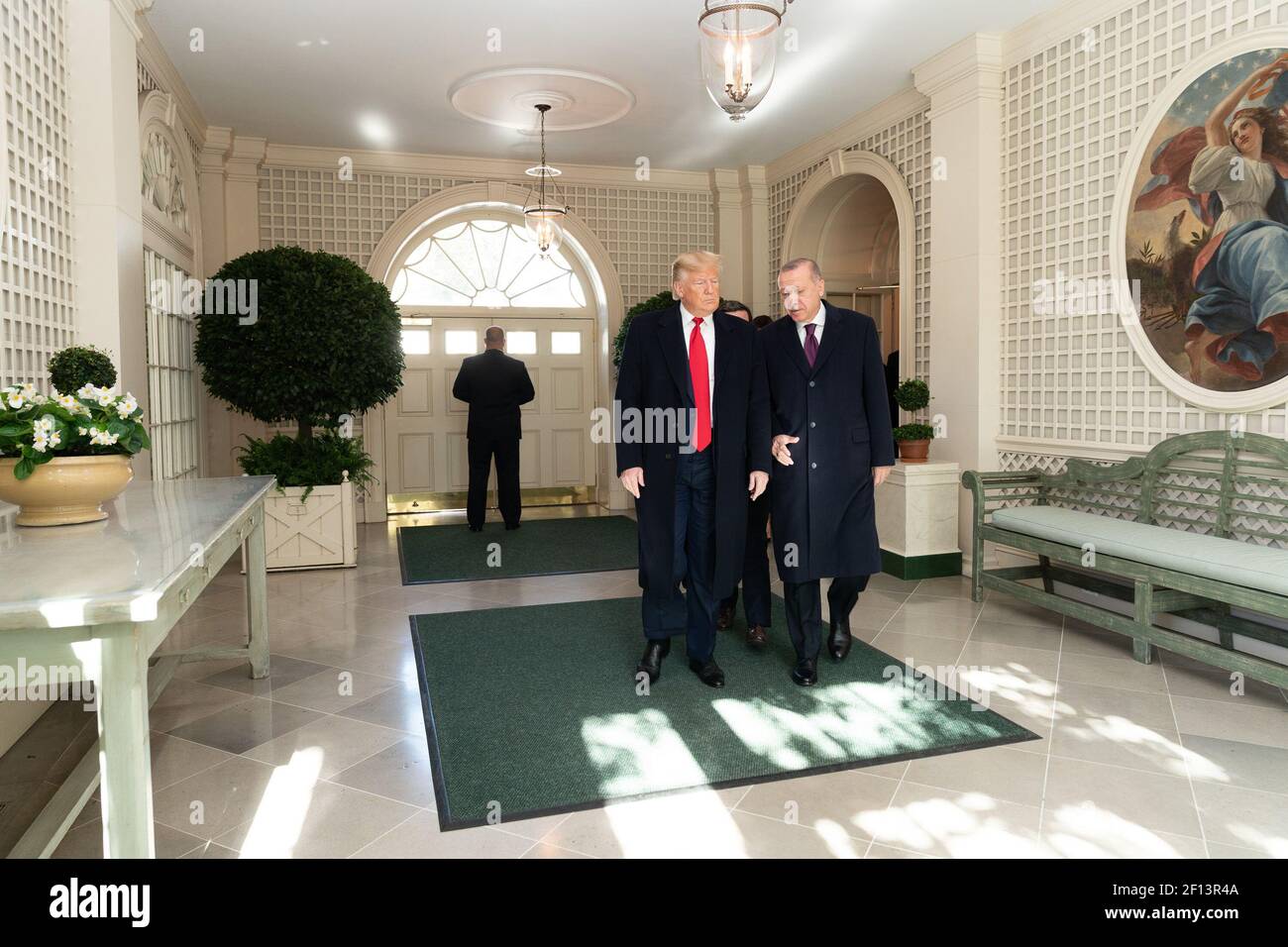 Le président Donald Trump marche avec le président turc Recep Tayyip Erdogan mercredi 13 2019 novembre de la salle de réception diplomatique au bureau ovale de la Maison Blanche. Banque D'Images
