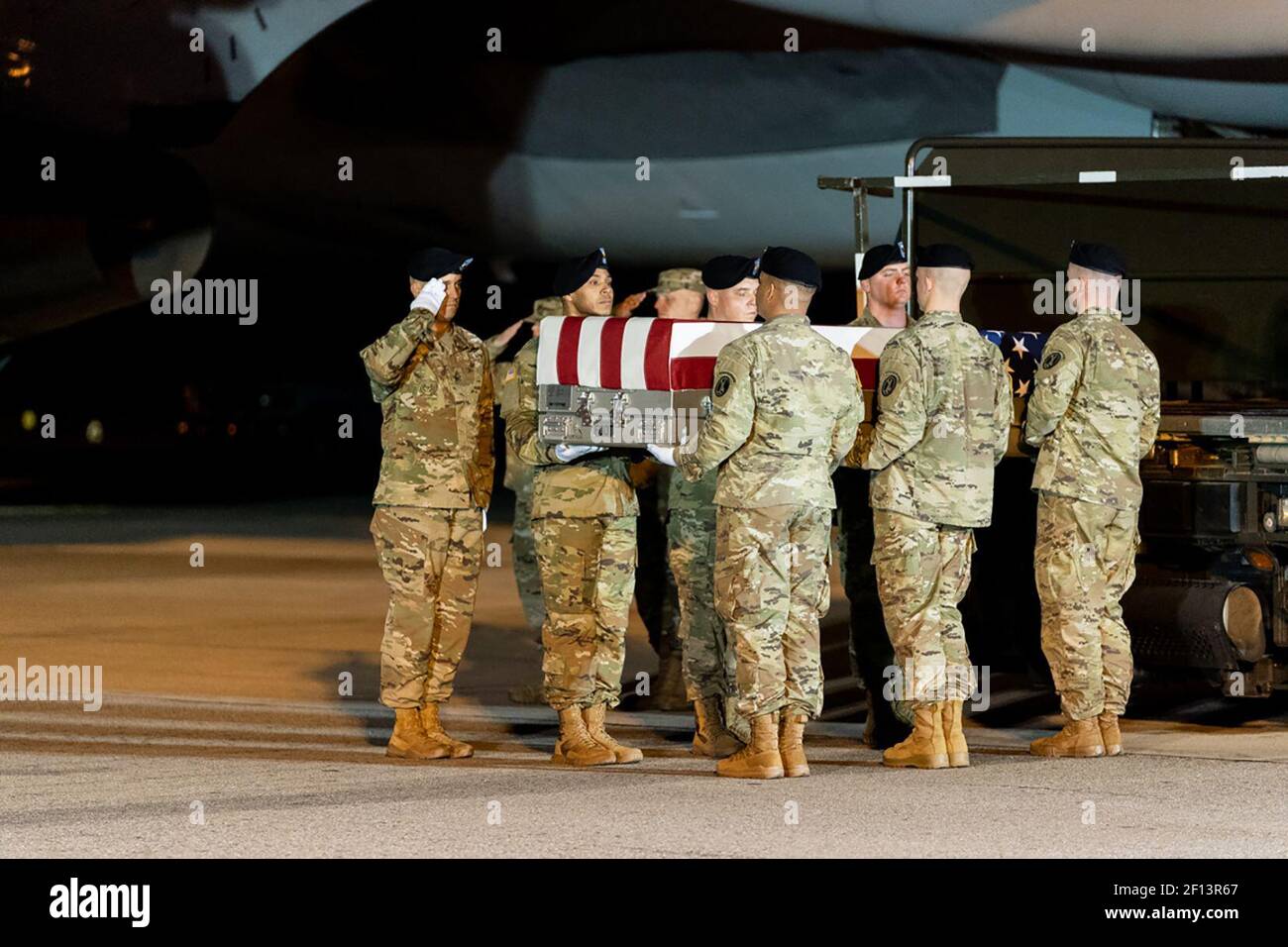 Les membres des gardes d'honneur militaires de l'armée américaine sont vus lors de la cérémonie de transfert digne jeudi soir 21 2019 novembre à la base aérienne de Douvres Banque D'Images