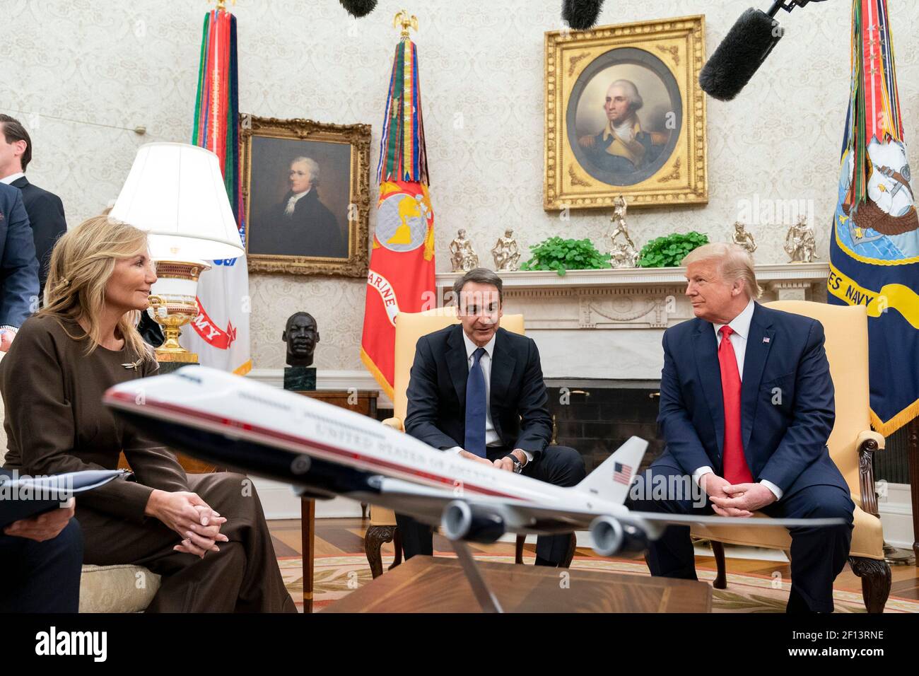 Le président Donald Trump rencontre le Premier ministre grec Kyriakos Mitsotakis et sa femme Mme Mareva Grabowski-Mitsotakis le mardi 7 2020 janvier dans le Bureau ovale de la Maison Blanche. Banque D'Images