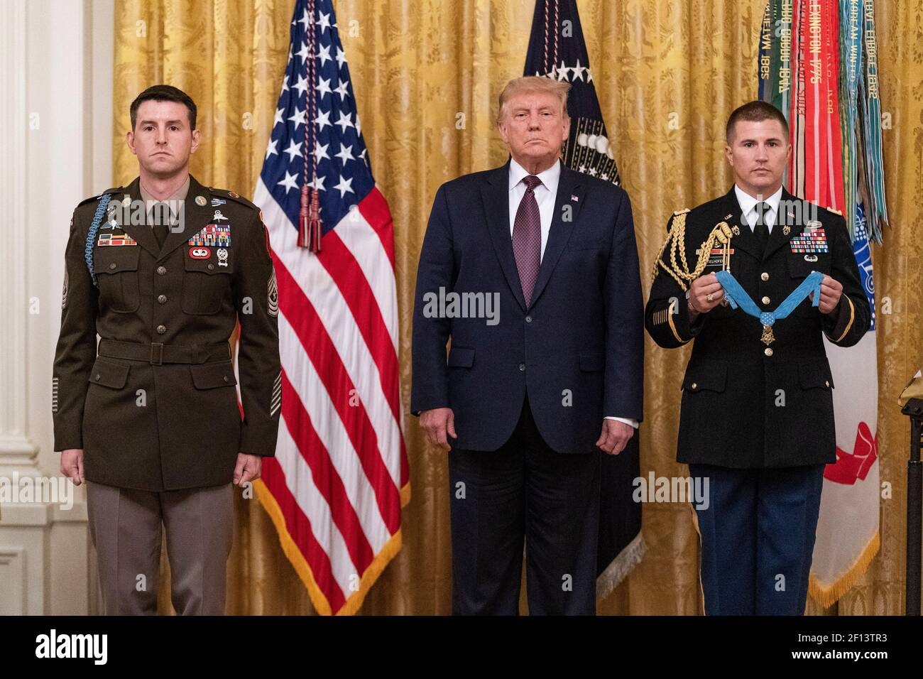 Le président Donald Trump remet la Médaille d'honneur au sergent de l'armée américaine. Le Maj. Thomas Patrick Payne le vendredi 11 2020 septembre dans la salle est de la Maison Blanche pour ses actions héroïques lors d'une mission de sauvetage des otages d'octobre 2015 dans la province de Kirkuk en Irak. Banque D'Images