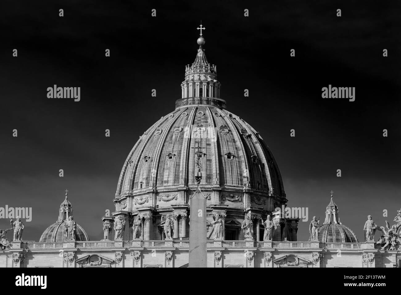 Le dôme de la basilique Saint-Pierre de la Cité du Vatican, la plus grande église du monde (noir et blanc) Banque D'Images