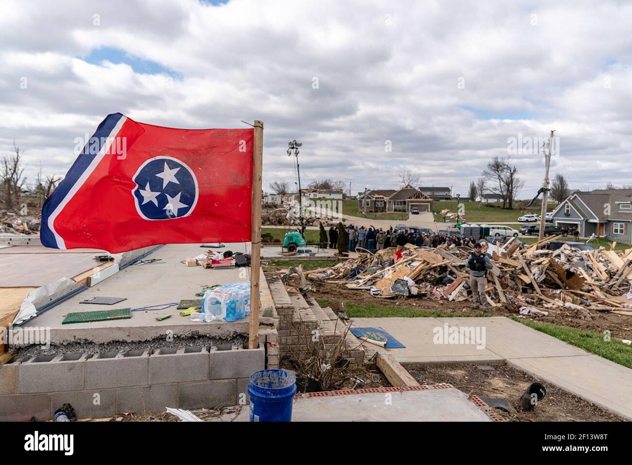 Le drapeau de l'État du Tennessee fait vague sur le site d'une maison endommagée lors de la visite du président Donald Trump dans le quartier ravagé par la tornade à Cookeville Tenn. vendredi 6 2020 mars où une tornade a frappé tôt le mardi 3 mars tuant 18 des 24 personnes tuées dans le centre du Tennessee. Banque D'Images