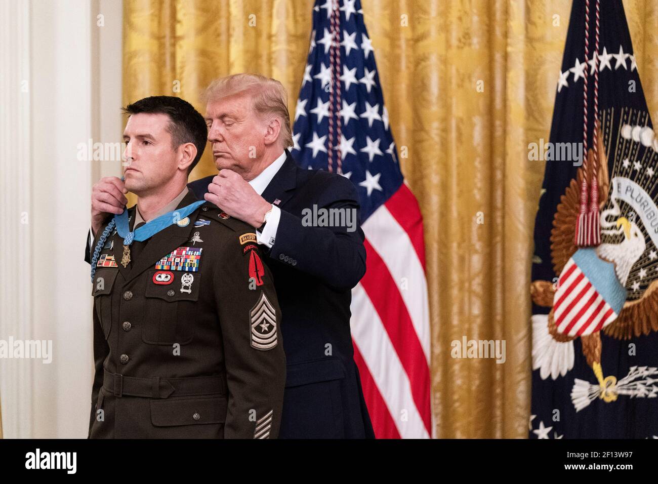 Le président Donald Trump remet la Médaille d'honneur au sergent de l'armée américaine. Le Maj. Thomas Patrick Payne le vendredi 11 2020 septembre dans la salle est de la Maison Blanche pour ses actions héroïques lors d'une mission de sauvetage des otages d'octobre 2015 dans la province de Kirkuk en Irak. Banque D'Images