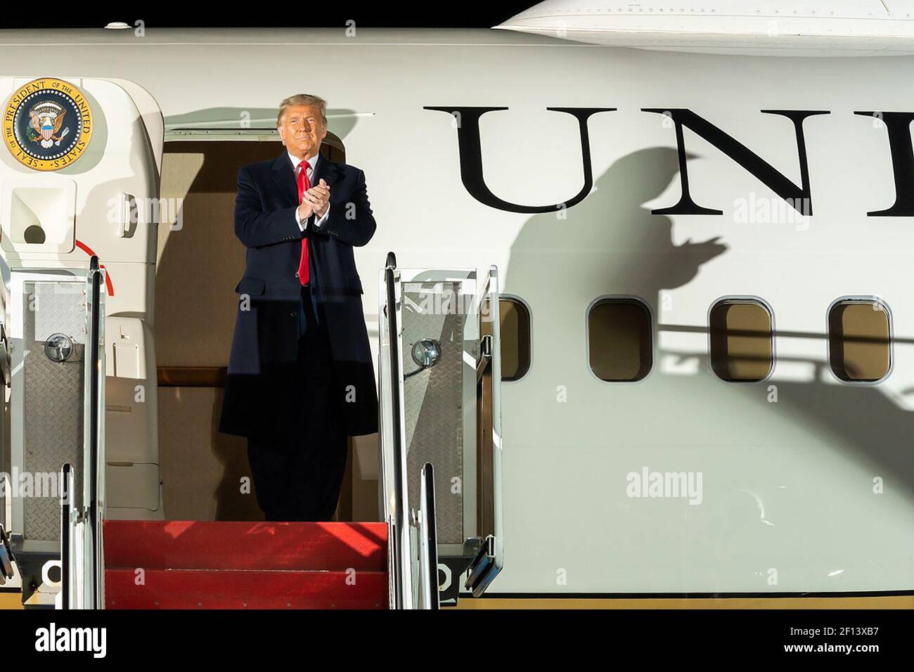 Le président Donald Trump applaudit à son débarquement à l'aéroport John Murtha Johnstown-Cambria County Airport de Johnstown, Pennsylvanie, le mardi 13 2020 octobre et est accueilli par des invités et des supporters. Banque D'Images