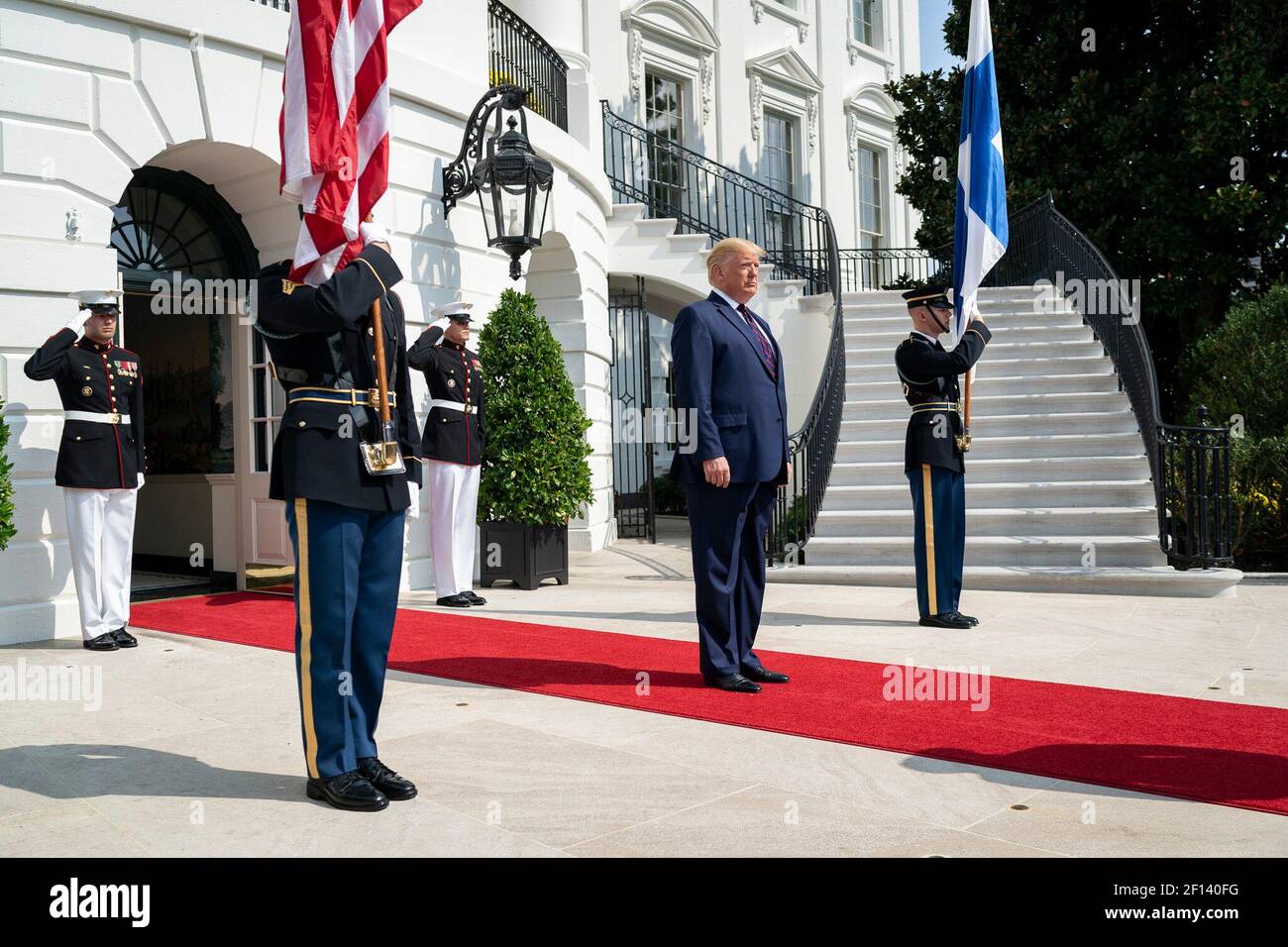 Le président Donald Trump accueille le président finlandais Sauli Niinisto le mercredi 2 octobre 2019 à l'entrée du Portico sud de la Maison Blanche. Banque D'Images