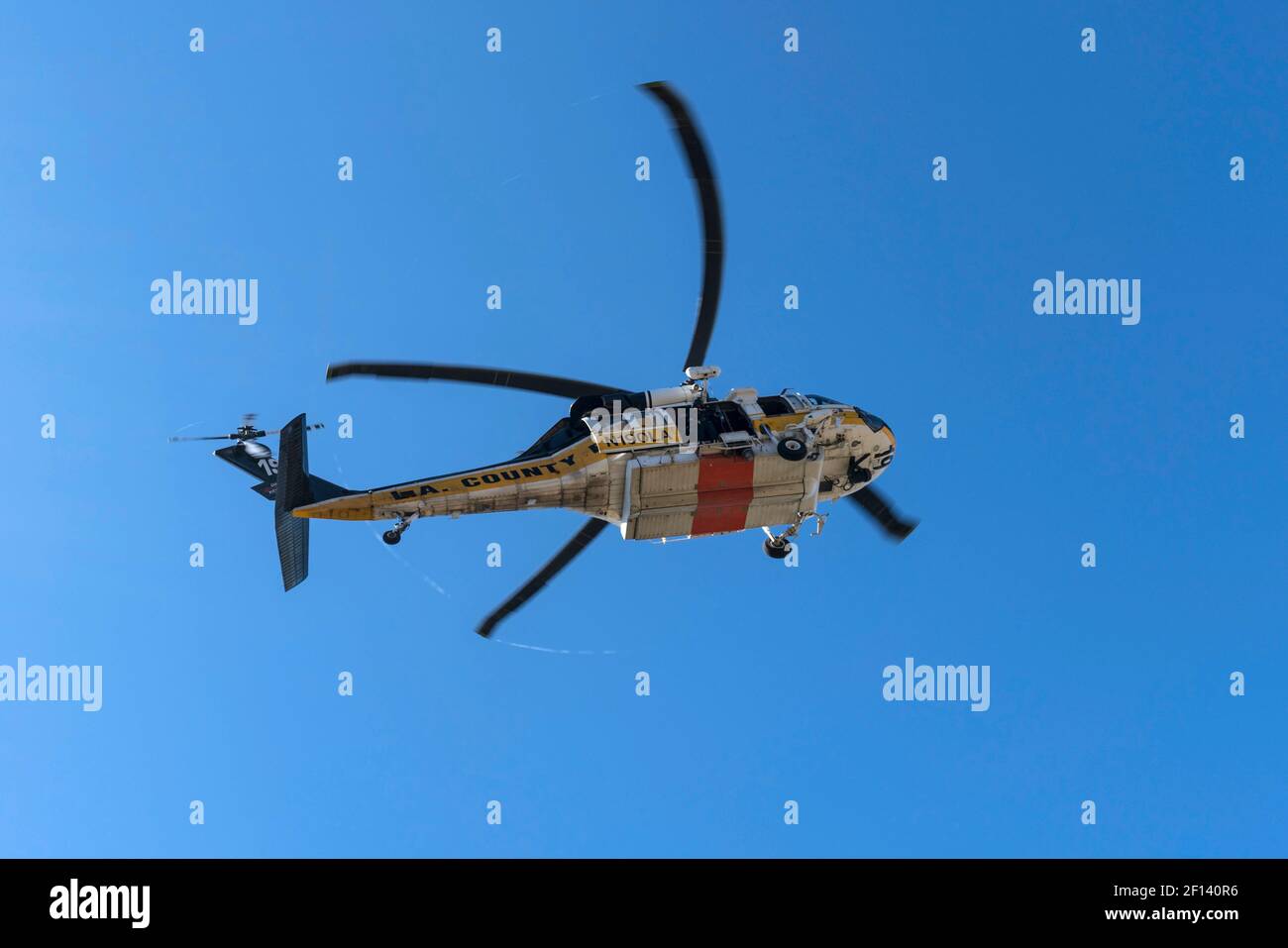 Montagnes San Gabriel, Californie, États-Unis - 4 mars 2021 : hélicoptère de secours du service des incendies du comté de Los Angeles volant dans la forêt nationale d'Angeles Banque D'Images