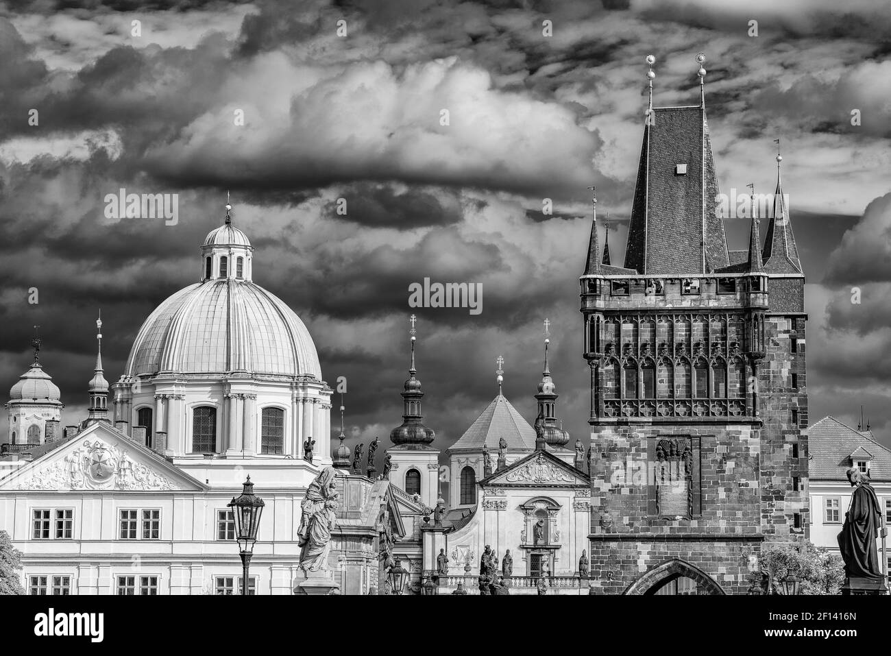 Tour du pont Charles à Prague, République Tchèque (noir et blanc) Banque D'Images