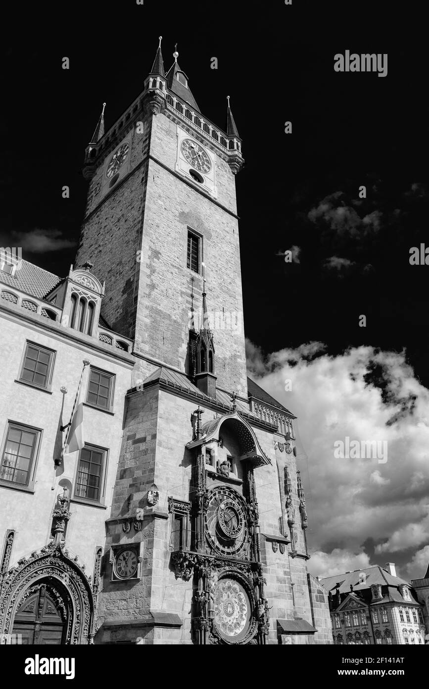 Tour de l'horloge astronomique sur la place de la Vieille ville de Prague, République Tchèque (noir et blanc) Banque D'Images