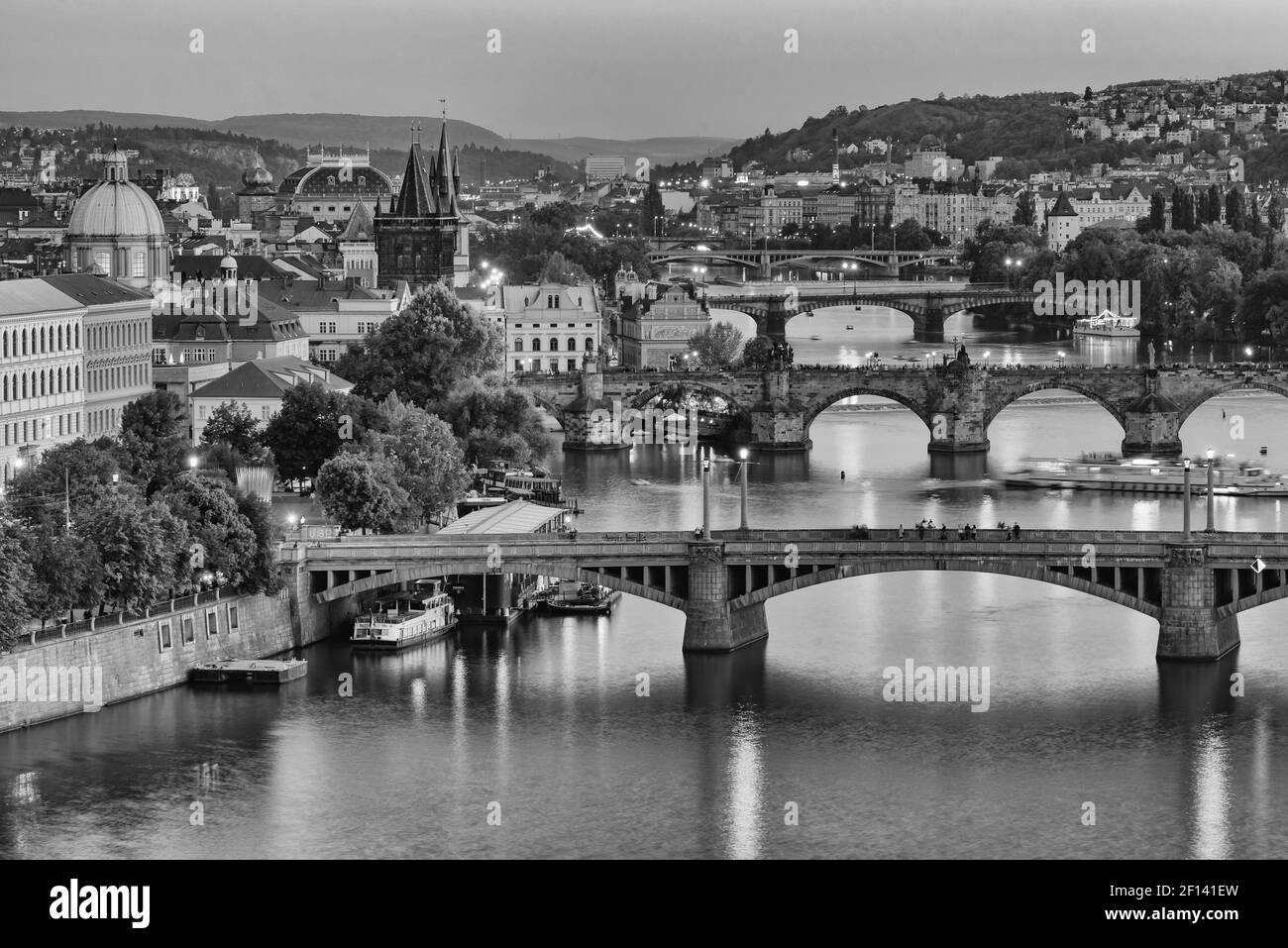 Vue sur trois ponts au-dessus de la Vltava au coucher du soleil à Prague, République Tchèque (noir et blanc) Banque D'Images
