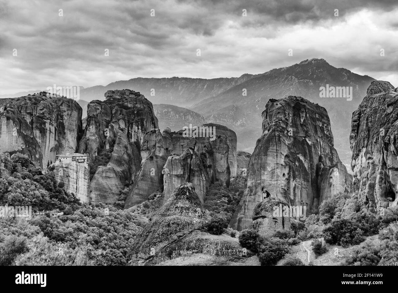 Paysage de monastère et de formation rocheuse à Meteora, Grèce (noir et blanc) Banque D'Images