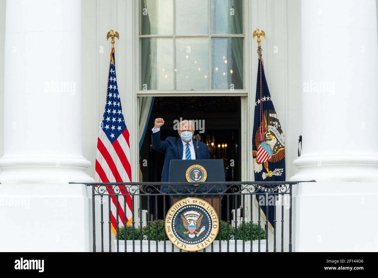 Le président Donald Trump s'est présenté à un rassemblement de manifestants pacifiques en faveur de l'ordre public depuis le balcon de la salle bleue sur la pelouse sud de la Maison Blanche, le samedi 10 2020 octobre, dans son premier événement officiel depuis la reprise du coronavirus. Banque D'Images