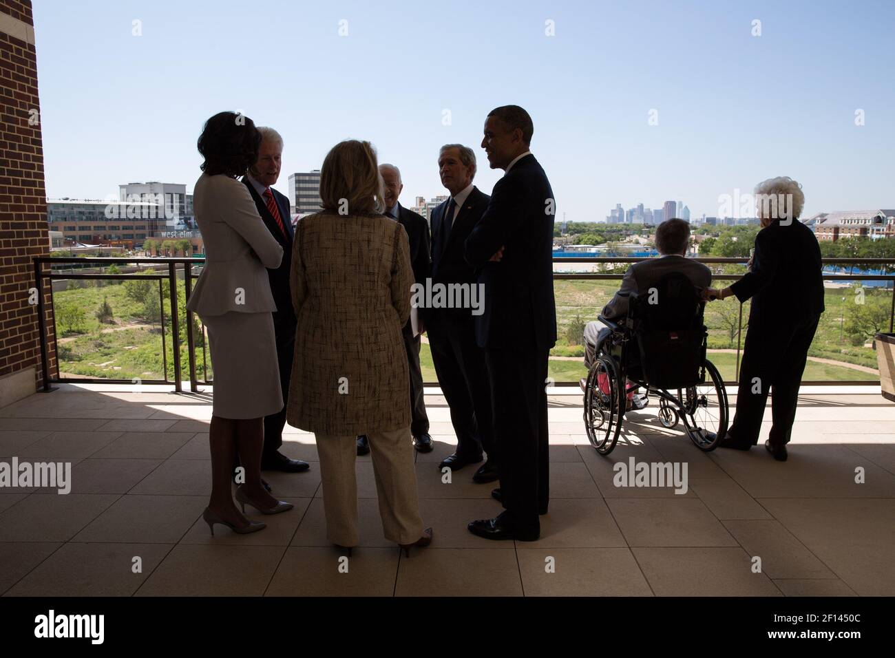 Le président Barack Obama et la première dame Michelle Obama discutent avec les anciens présidents et les premières dames avant un déjeuner à la bibliothèque présidentielle et au musée George W. Bush le 25 avril 2013. De gauche à droite : Bill Clinton, Hillary Rodham Clinton, Jimmy carter et George W. Bush. George H.W. Bush et Barbara Bush parlent à droite Banque D'Images