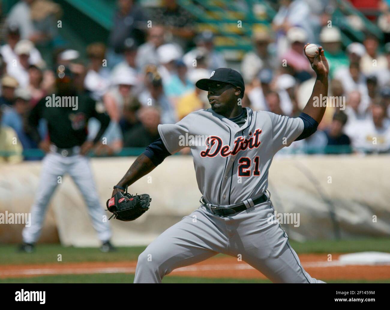 Detroit Tigers' Dontrelle Willis pitches against the Texas Rangers in a  baseball game Tuesday, May 19, 2009 in Detroit. (AP Photo/Duane Burleson  Stock Photo - Alamy