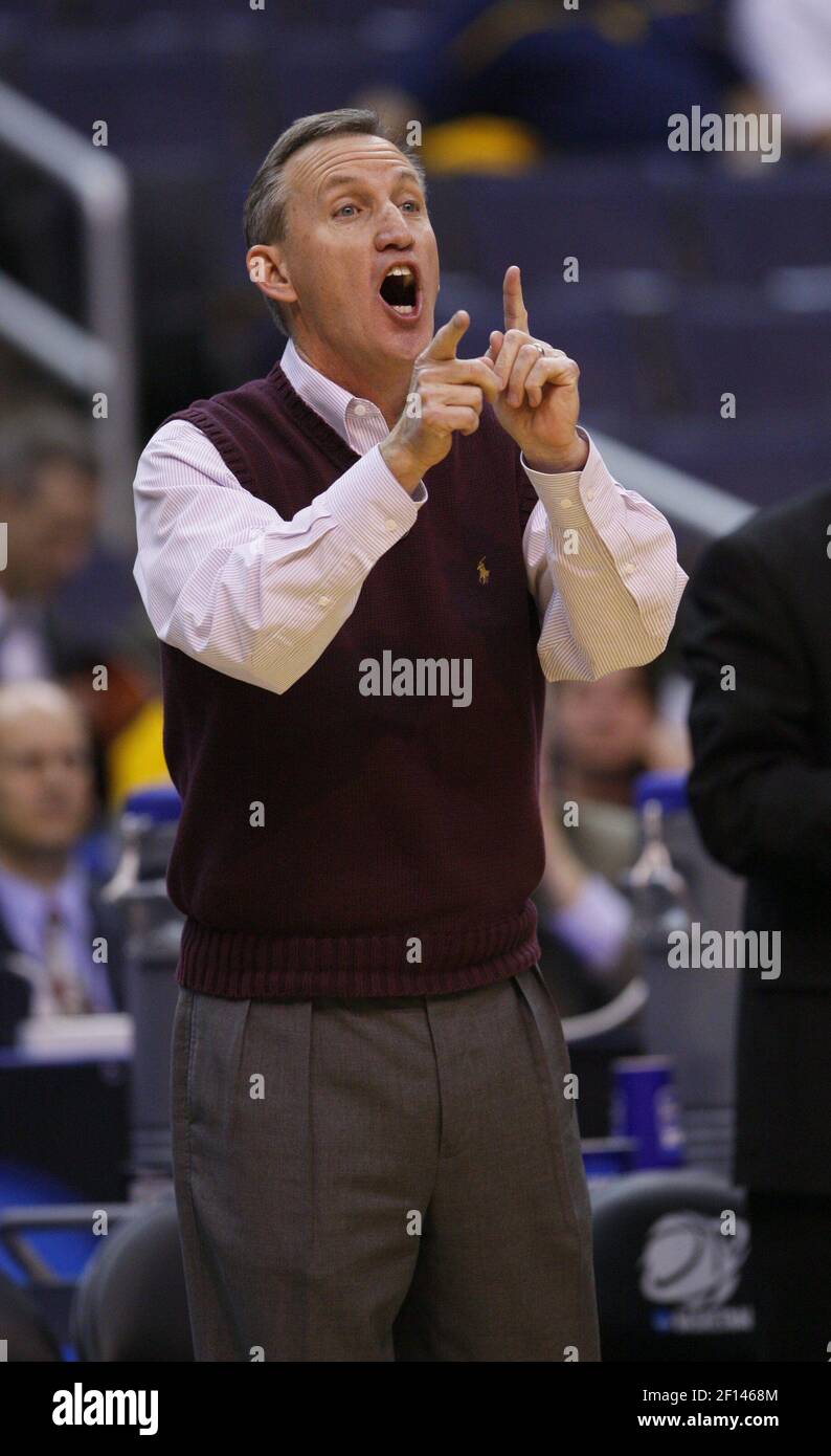 L'entraîneur-chef de Belmont Rick Byrd entraîne depuis le banc de touche pendant la première moitié de l'action contre Duke. Les Duke Blue Devils ont affronté les Bruins de Belmont lors de la première partie du tournoi de basket-ball masculin de la NCAA, le jeudi 20 mars 2008, au Verizon Center à Washington, D.C. (Harry E. Walker/MCT/Sipa USA) Banque D'Images