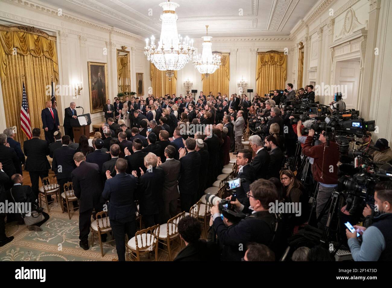 Le président Donald Trump écoute le discours du Premier ministre israélien Benjamin Netanyahou le mardi 28 2020 janvier dans la salle est de la Maison Blanche lors du dévoilement du Plan de paix au Moyen-Orient de l'administration Trump. Banque D'Images