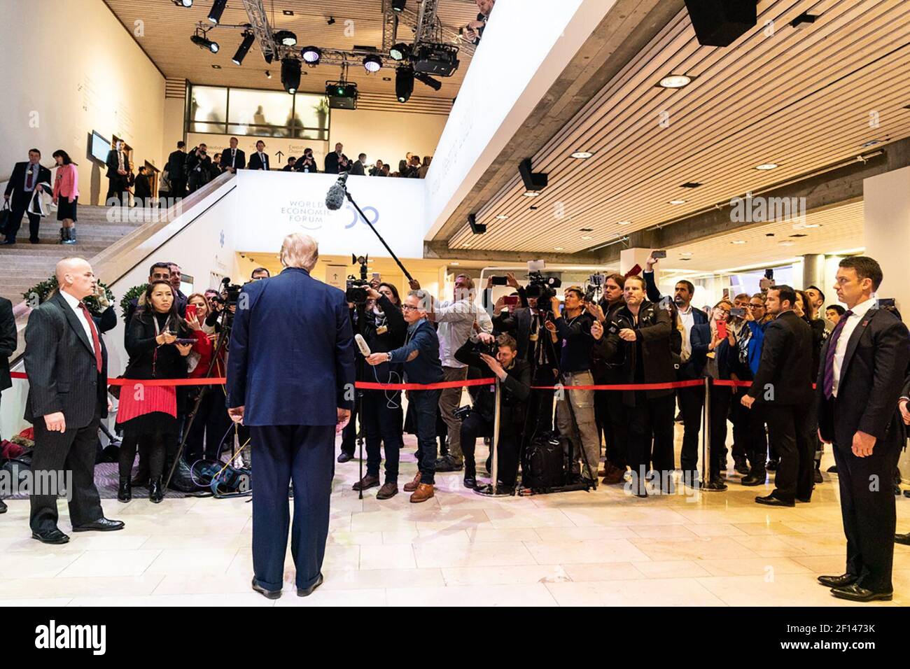 Le président Donald Trump s’entretient avec des journalistes à la suite de sa conférence de presse lors de la 50e réunion annuelle du Forum économique mondial, le mercredi 22 2020 janvier, au Centre des congrès de Davos, en Suisse. Banque D'Images