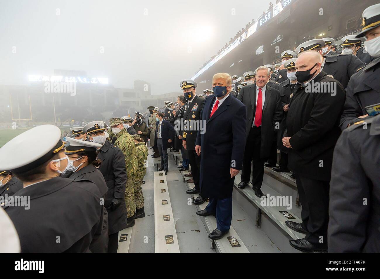 Le président Donald Trump se joint aux cadets de la Marine américaine lors du 121e match de football de la Marine militaire le samedi 12 2020 décembre au stade Michie de l'Académie militaire des États-Unis à West point, dans l'État de New York Banque D'Images