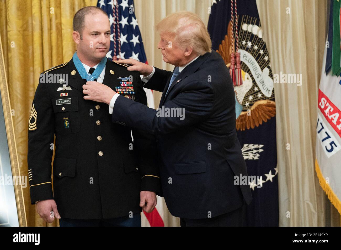 Le président Donald Trump remet la Médaille d'honneur au sergent-chef de l'armée américaine. Matthew O. Williams le mercredi 30 2019 octobre dans la salle est de la Maison Blanche. Williams reçoit l'honneur de ses actions lors de la bataille de Shok Valley, en avril 2008, dans la province du Nuri-istan en Afghanistan. Banque D'Images