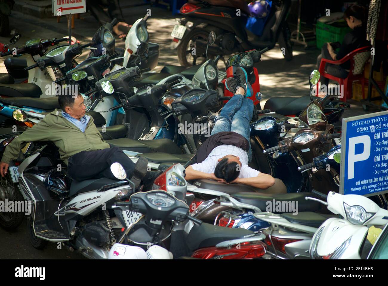 Vie de rue vietnamienne. Agents de parking pour motos, Hanoï, Vietnam Banque D'Images