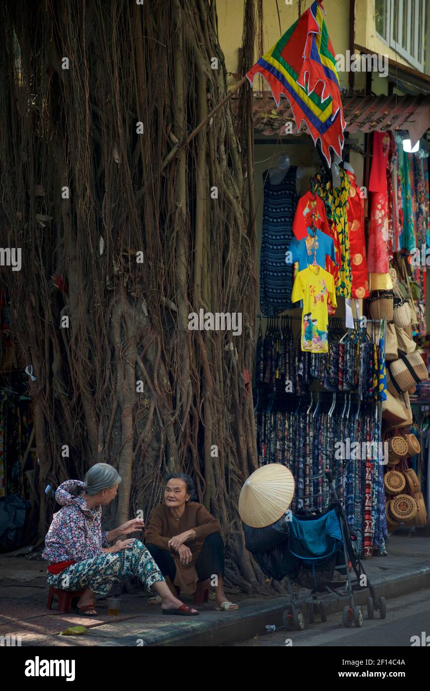 Des femmes vietnamiennes âgées qui bavardent dans une rue de Hanoï, au Vietnam Banque D'Images