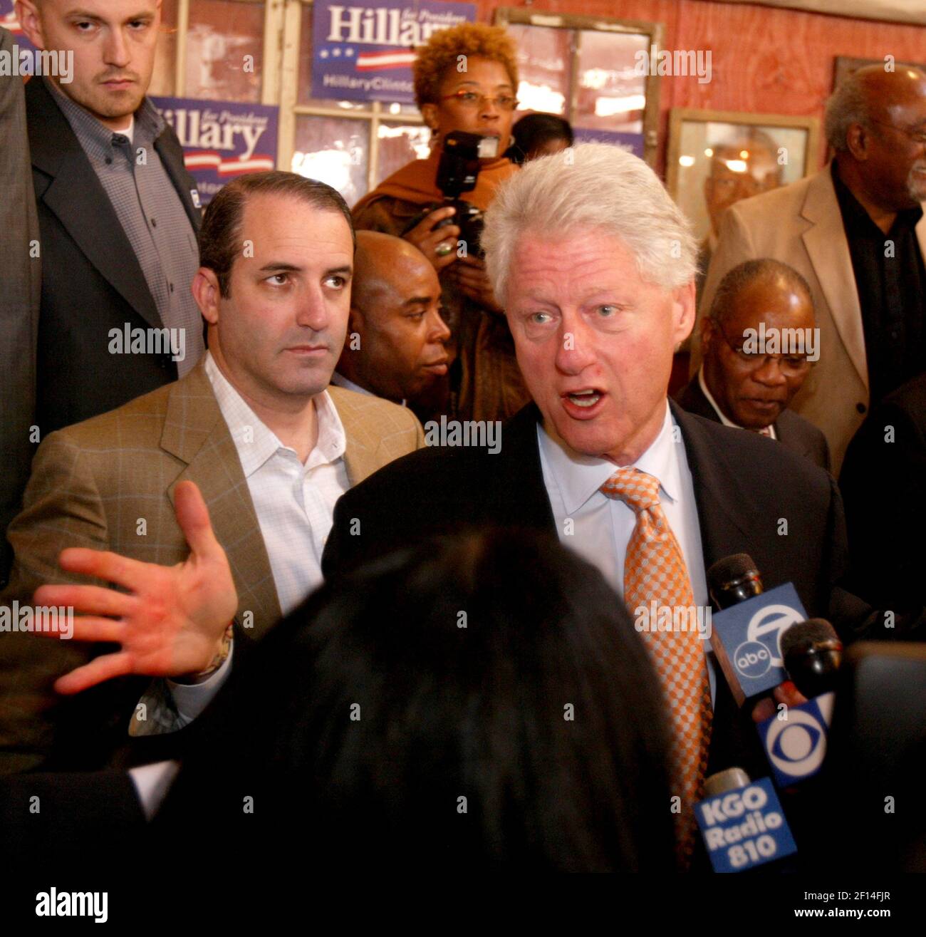 L'ancien président Bill Clinton répond à une question à la suite d'une apparition de campagne pour son épouse, la candidate démocrate à la présidence, le sénateur américain Hillary Clinton, dans un restaurant, à Oakland, Californie, mercredi, 16 janvier 2008. (Photo de D. Ross Cameron/Oakland Tribune/MCT/Sipa USA) Banque D'Images