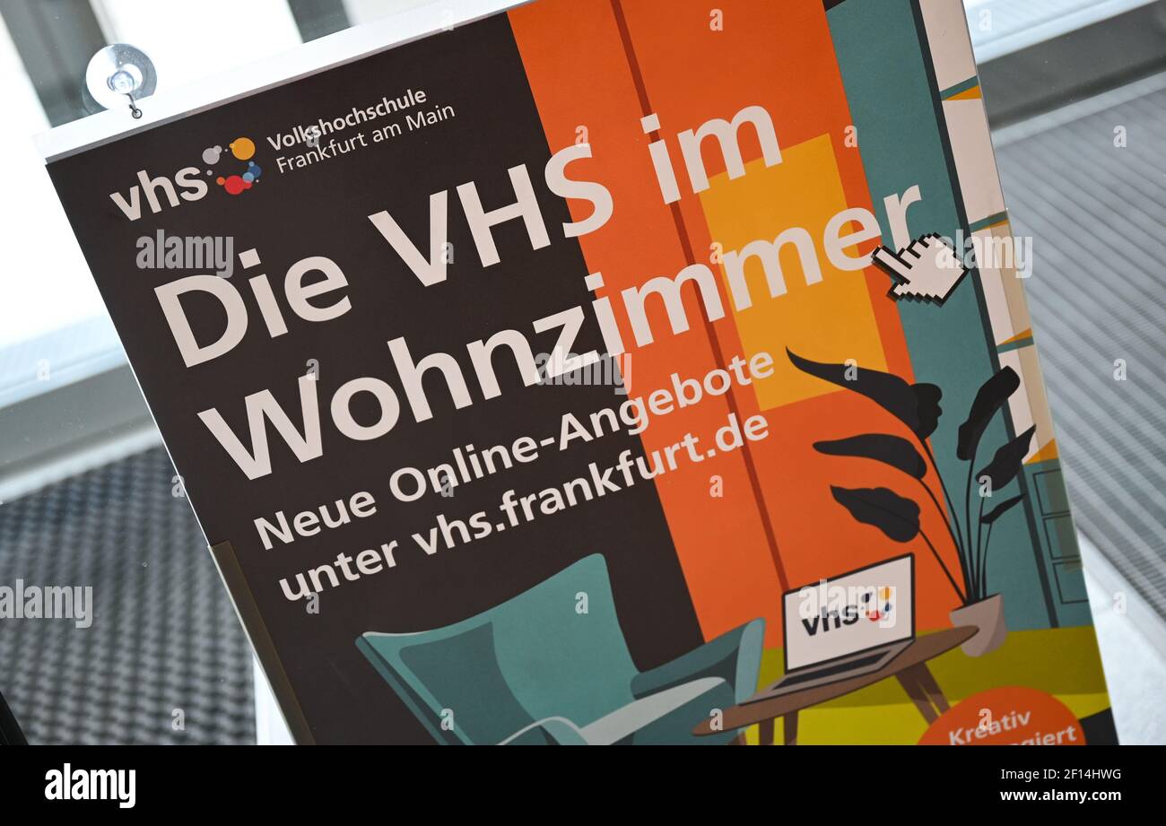 05 mars 2021, Hessen, Francfort-sur-le-main: La plupart des centres d'éducation pour adultes sont fermés, environ 15 pour cent des cours ont lieu en ligne. L'association espère des ouvertures - et de prendre les développements positifs de la pandémie.(à dpa: «nouvelles techniques, nouveaux sujets: Comment les centres d'éducation des adultes défient Corona») photo: Arne Dedert/dpa Banque D'Images